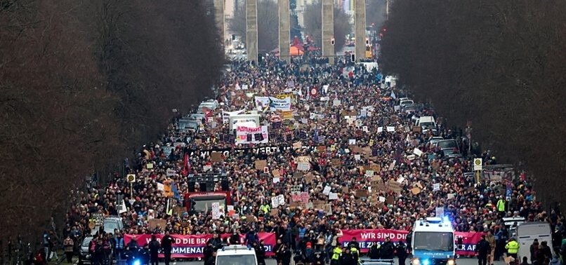 Berlīnē tūkstošiem cilvēku protestē pret AfD