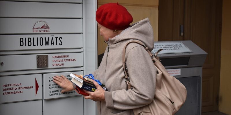 Uzstādīti pirmie bibliomāti, bet lasītājiem vēl jāpaciešas