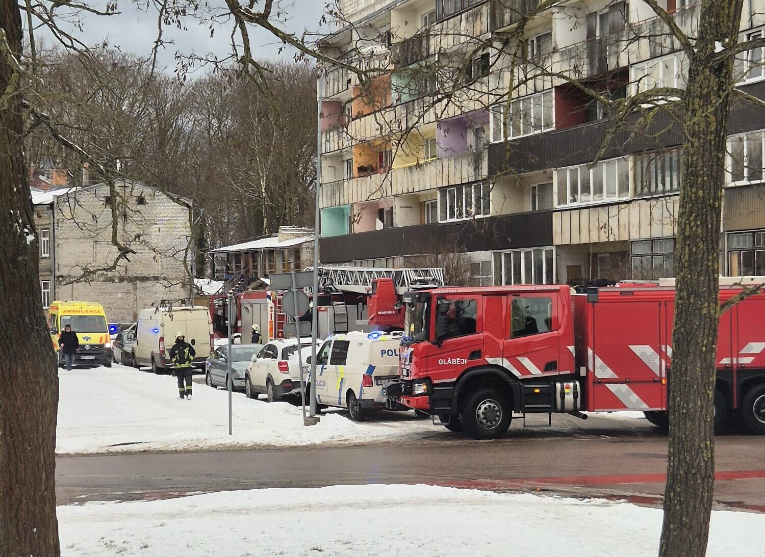 Trauksme Aldaru ielā – ugunsdzēsēji, policisti un mediķi steidzās velti