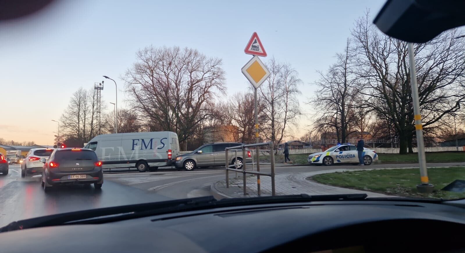 Pie Raiņa ielas pārbrauktuves “Chrysler” ieslīd kravas mikroautobusa aizmugurē