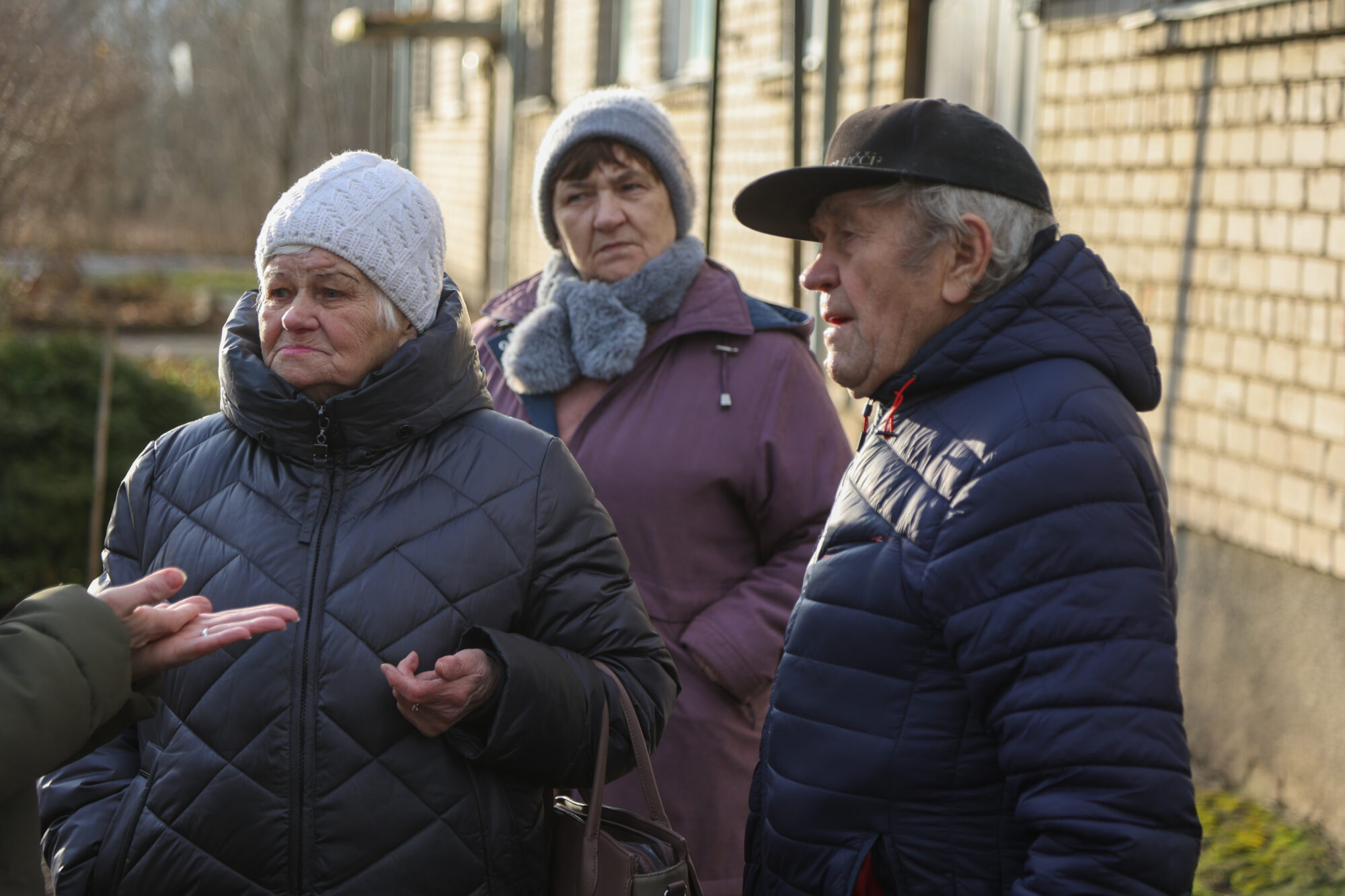 Foto: “Mēs, pensionāres, uzķērāmies” – Iļģu daudzīvokļa nama iemītnieku cīņa par apkuri