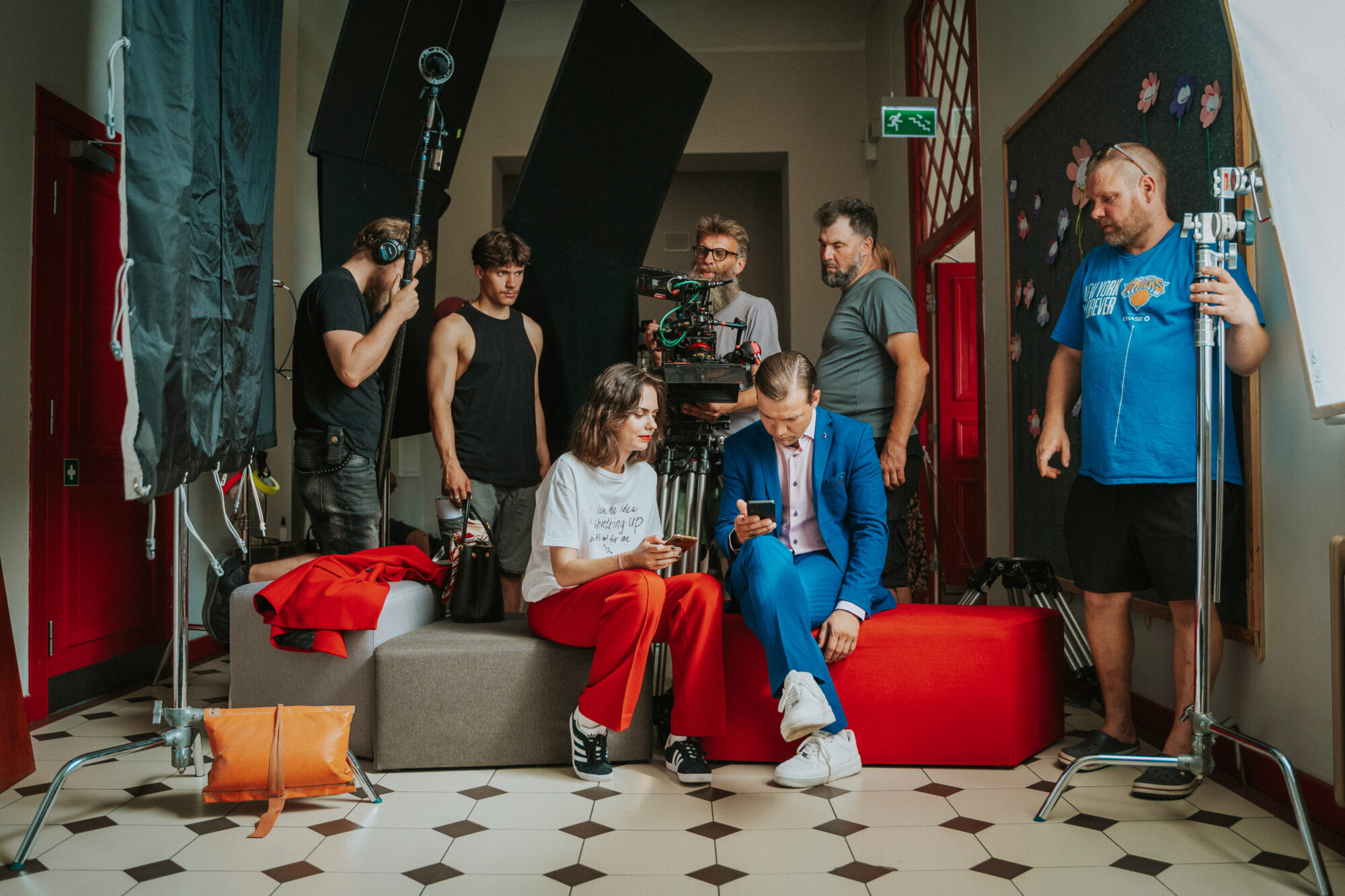 Foto: Jaunajā pašmāju filmā “Vecāku sapulce” skatītāji smejas, jo atpazīst sevi un realitāti