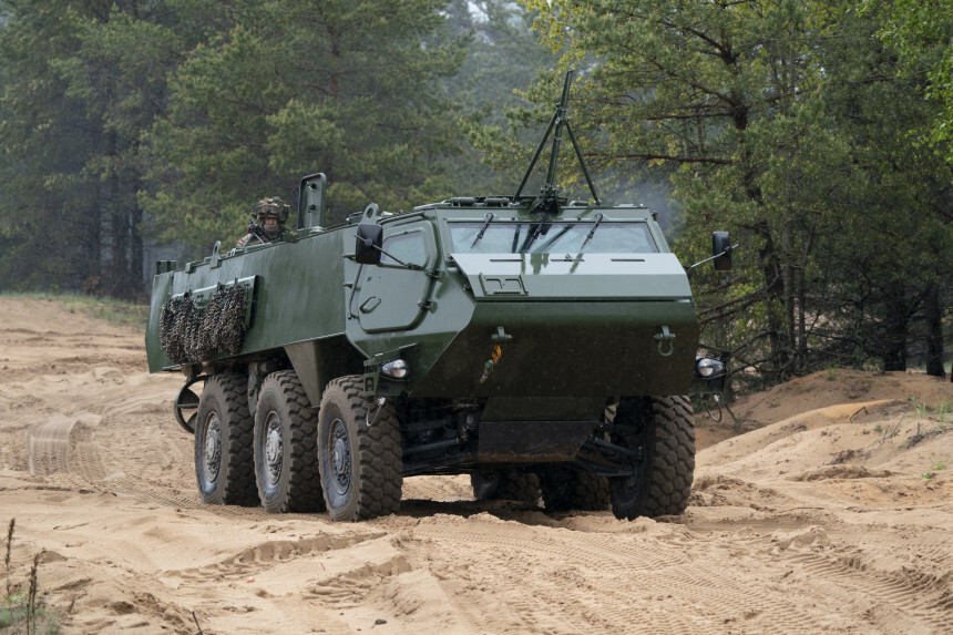 Ukrainai piegādās 42 Latvijā ražotus “Patria” bruņutransportierus