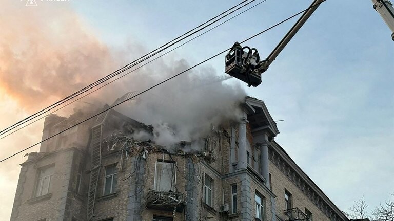 Krievijas raķešu triecienā Kijivā gājis bojā viens cilvēks un trīs ievainoti