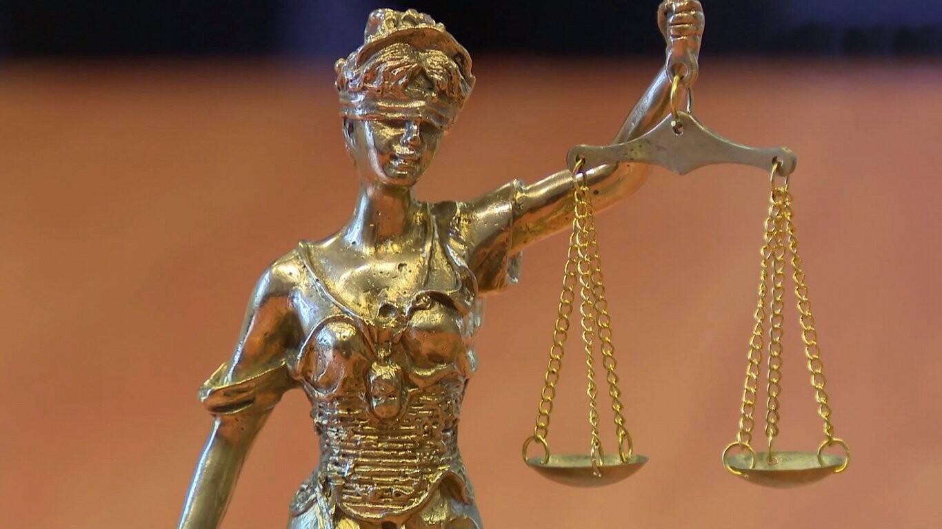 Sievieti apsūdz par mazmeitas jaundzimušā nolaupīšanu un nogalināšanu