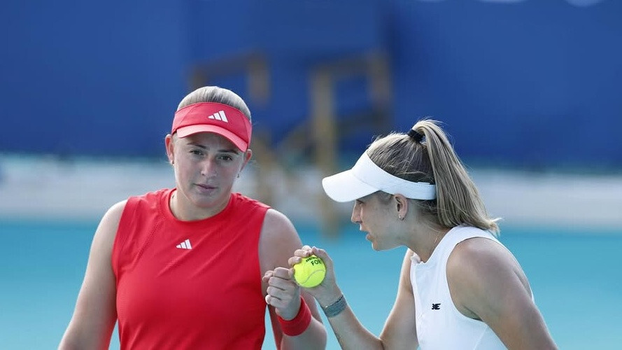 Ostapenko “WTA 500” turnīrā Abū Dabī iekļūst pusfinālā dubultspēļu sacensībās