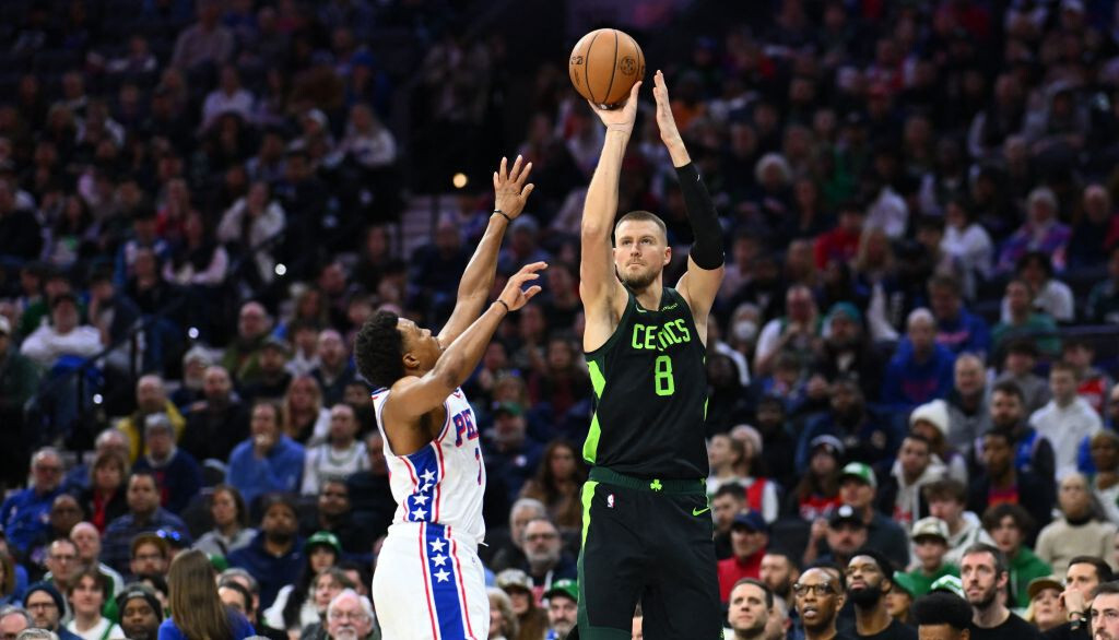 Video: Porziņģis gūst 18 punktus “Celtics” uzvarā pār “76ers”