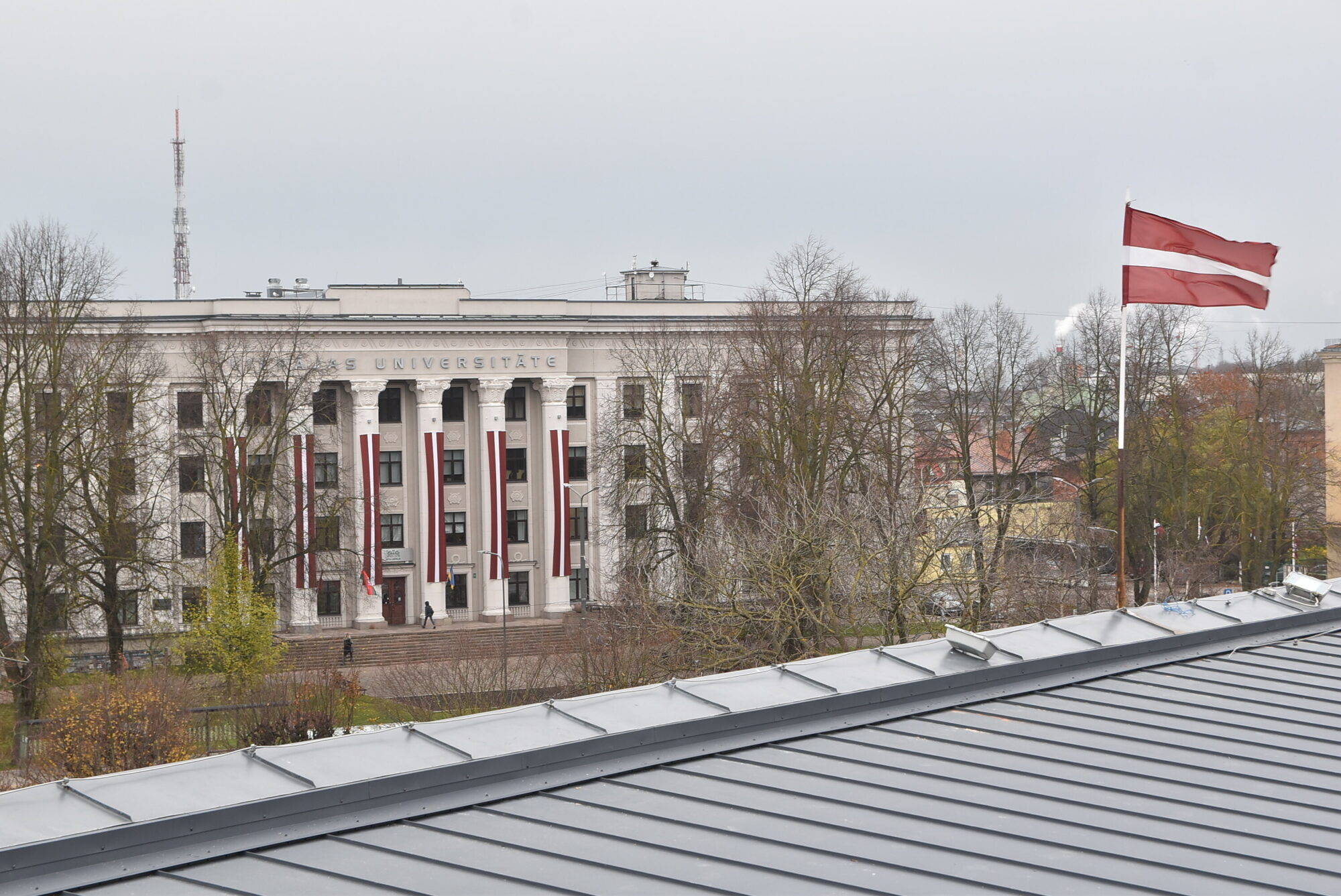 Latvijas karogs virs augstskolas ēkas varētu atgriezties pavasarī