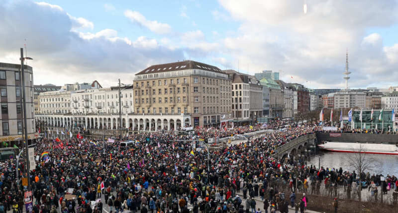 Hamburgā 20 000 cilvēku protestē pret AfD atbalstītiem CDU imigrācijas ierobežošanas plāniem