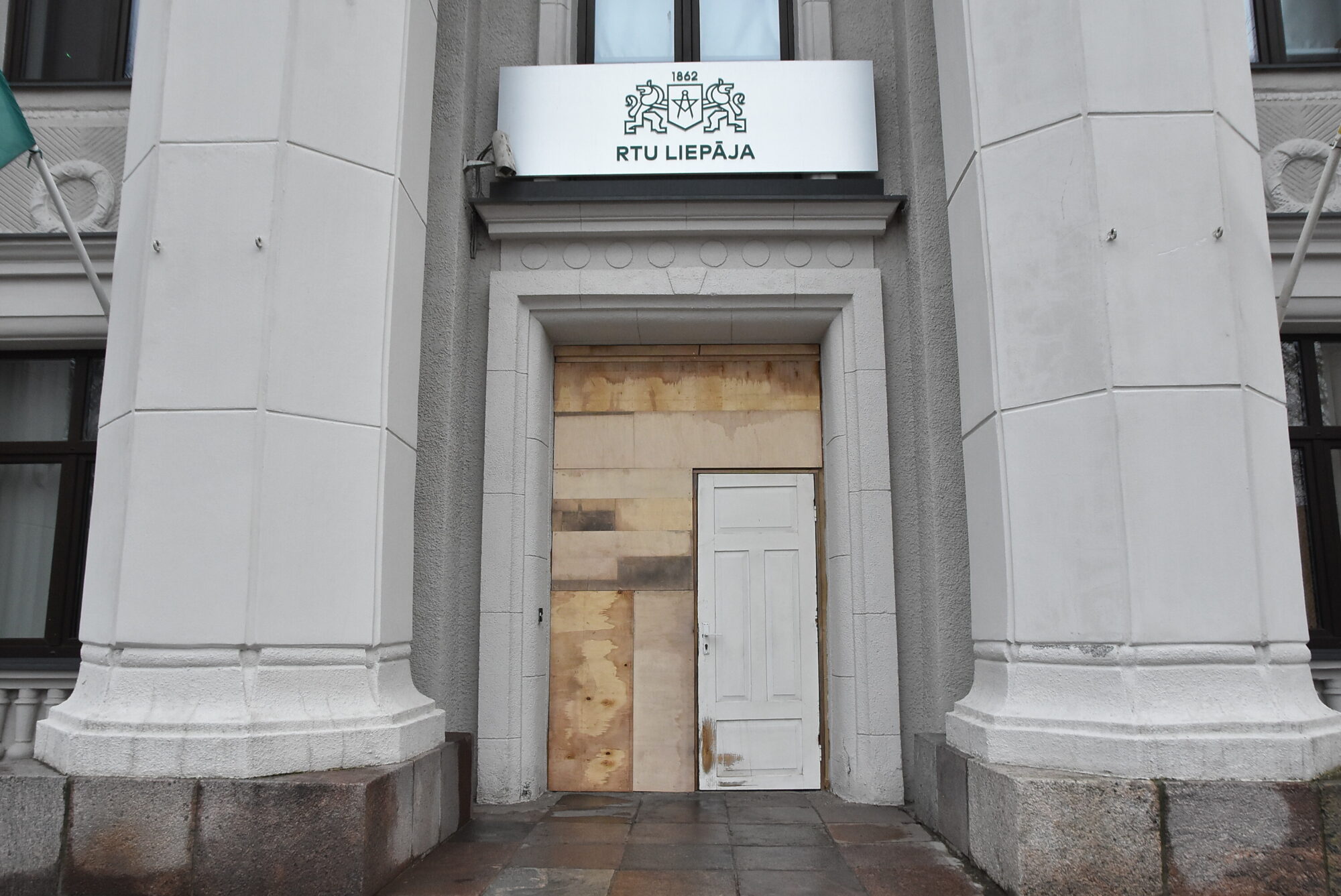 Universitātes durvis ir “briesmīgas” tikai restaurācijas laikā