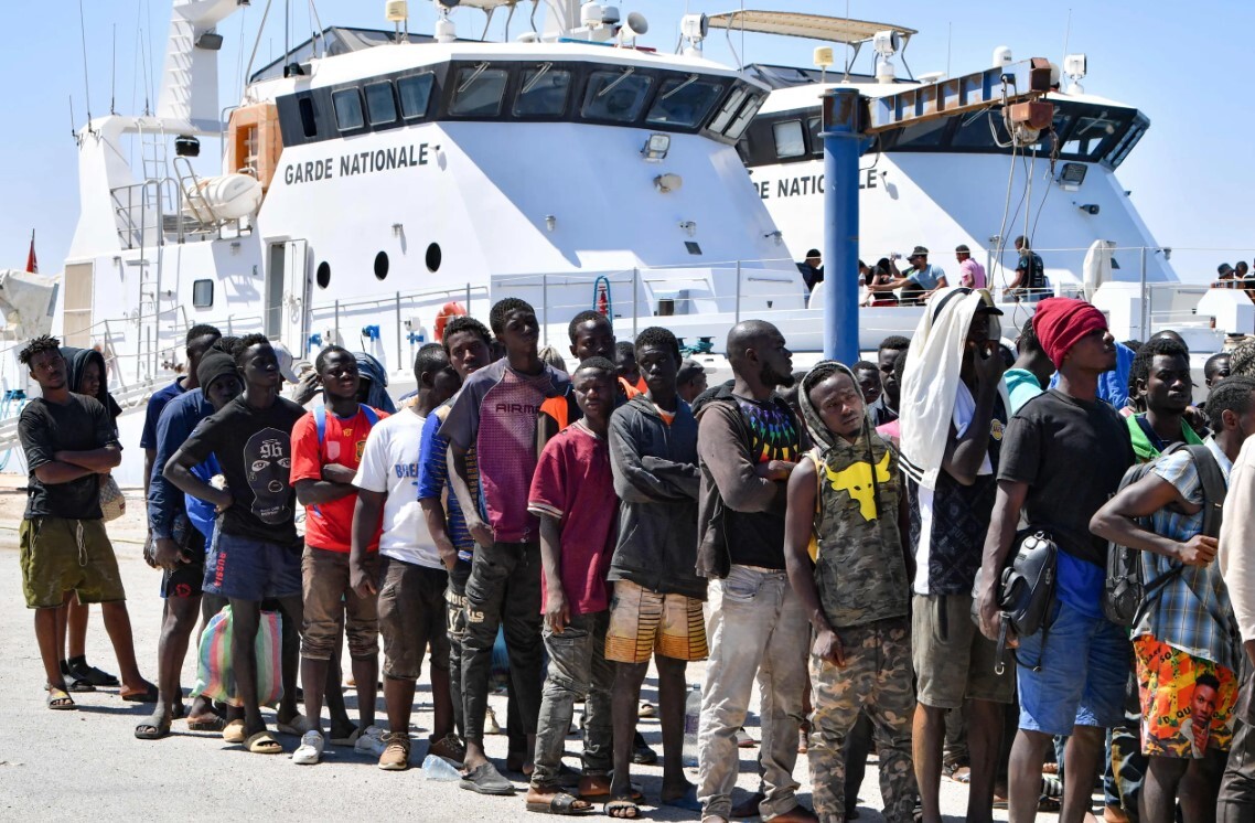 Lielbritānija atteiks pilsonību nelegālajiem migrantiem, kas ierodas laivās