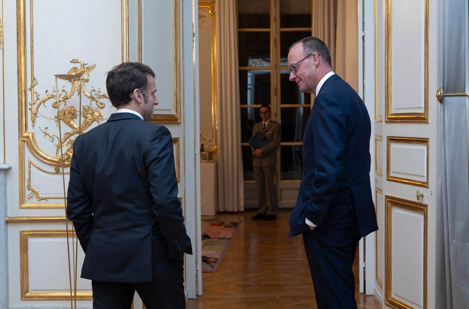 Mercs negaidīti apmeklē Parīzi, lai tiktos ar Makronu