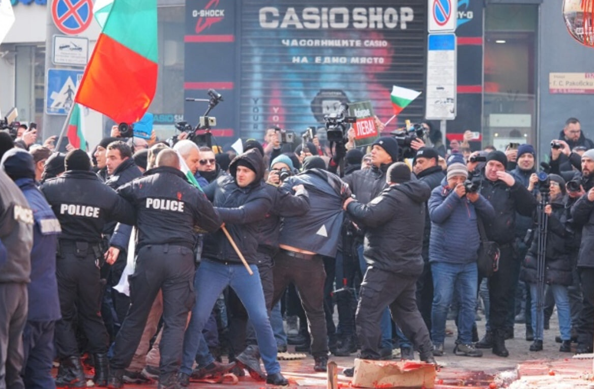 Bulgārijā protestētāji uzbrūk EK birojam