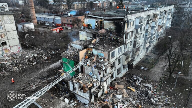 Krievijas raķešu triecienā Poltavā bojāgājušo skaits pieaudzis līdz 14