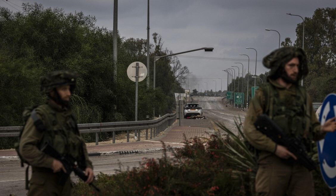 Palestīnietim ar automobili ietriecoties cilvēkos autobusu pieturā Izraēlā, 13 ievainoti