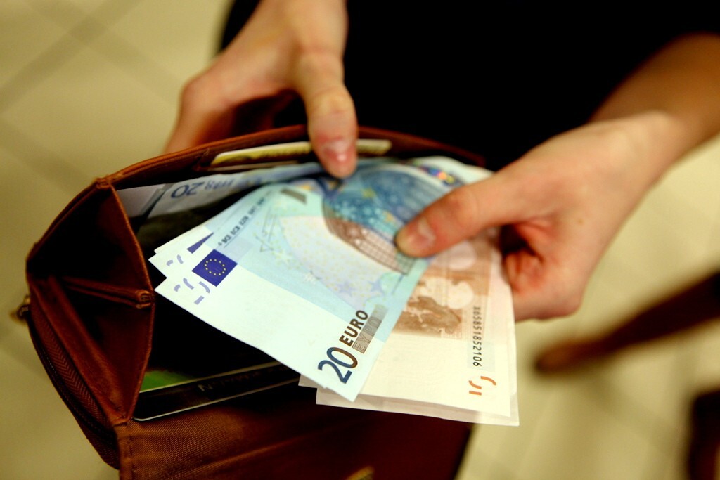 Aptauja: Finanšu jautājumus ar savu partneri regulāri pārrunā trešdaļa iedzīvotāju