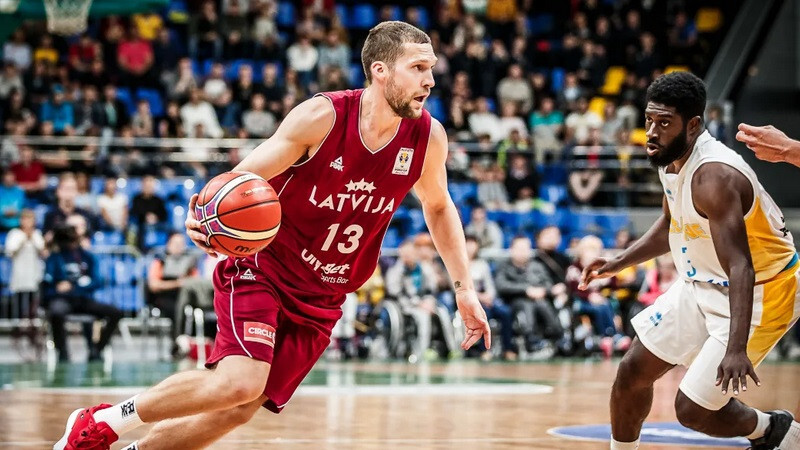 Latvijas basketbolisti EČ kvalifikācijas turnīra spēlē Rīgā uzvar Spāniju un izcīna pirmo vietu grupā
