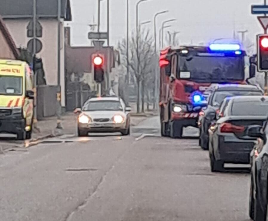 Raiņa vidusskolā cilvēkam iespiež durvīs roku