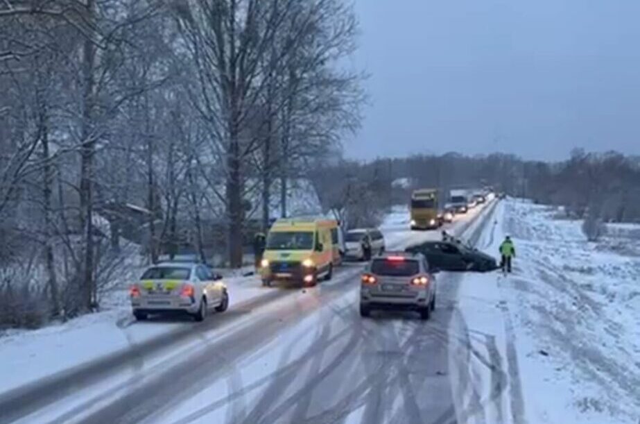 Četru auto sadursmē uz A9 cieš divi cilvēki