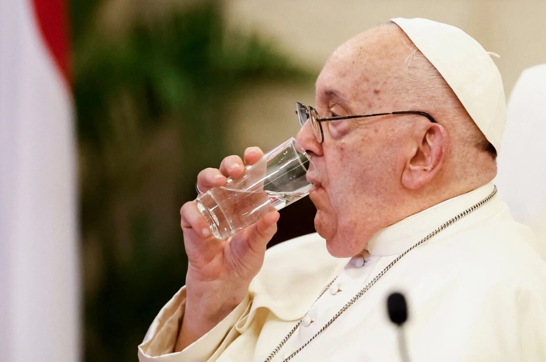 Pāvesta Franciska veselības stāvoklis ir kritisks