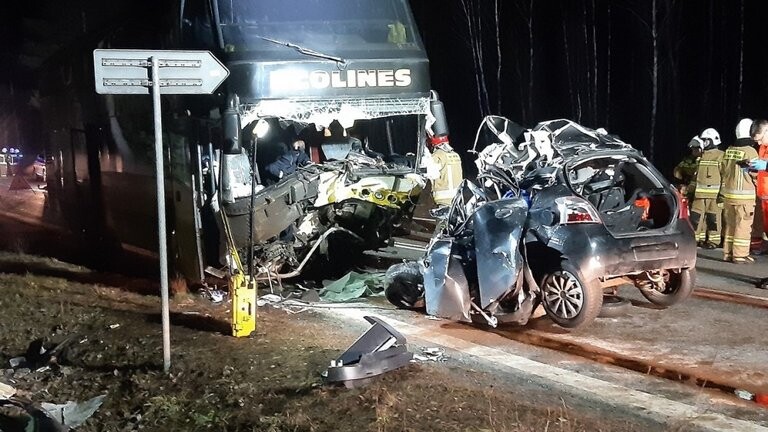Polijā “Ecolines” autobuss sadūries ar vieglo auto