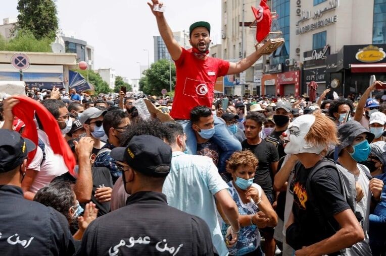 Tunisijā pēc vīrieša aizdedzināšanās izcēlušās sadursmes ar policiju