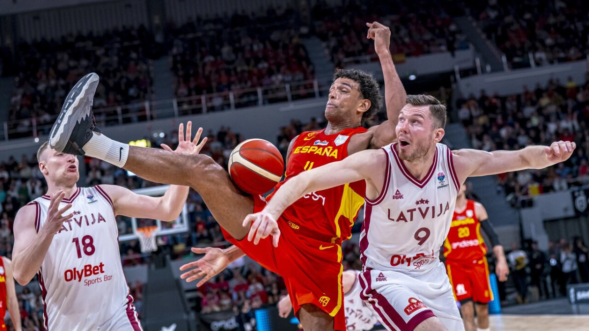 Latvijas izlases basketbolisti EČ kvalifikācijas turnīra spēlē Rīgā tiksies ar Spāniju