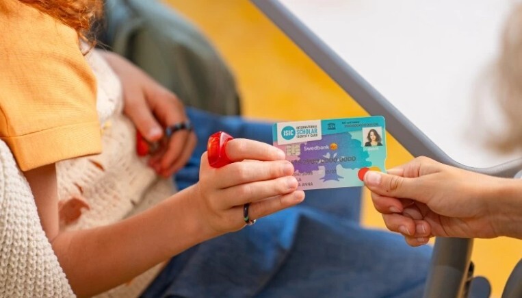 “Swedbank” no maija ieviesīs bezmaksas pamatkomplektu bērniem un jauniešiem