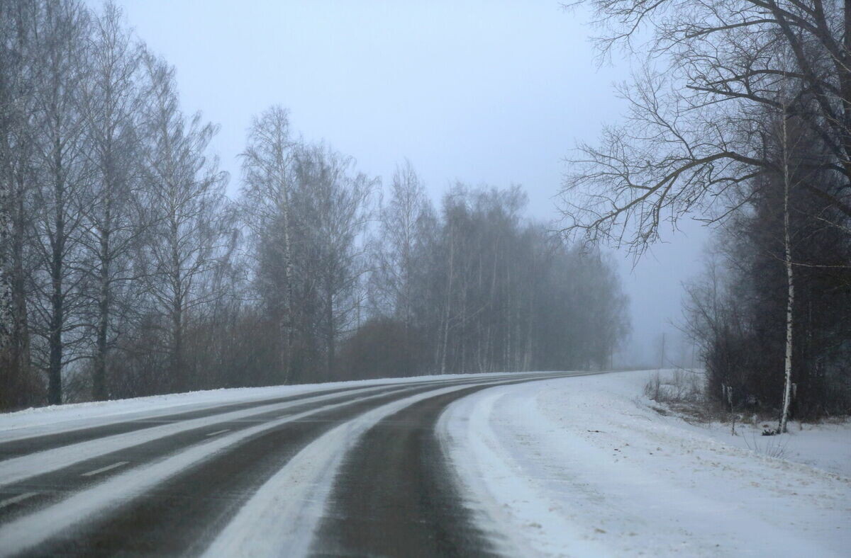 Daudzviet autoceļi sniegoti un apledo