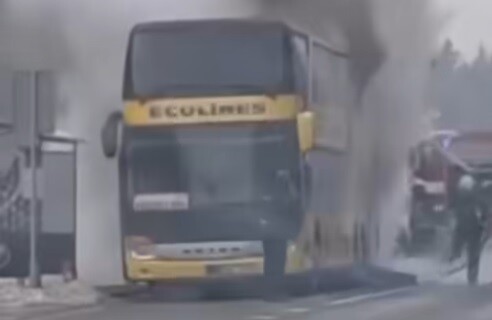 Ķemeros uz Ventspils šosejas daļēji nodedzis “Ecolines” autobuss