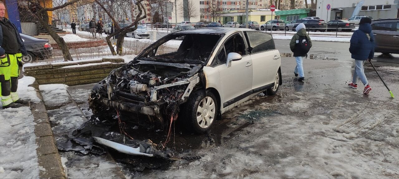 Foto un video: Ganību un M.Ķempes ielas stūrī deg auto