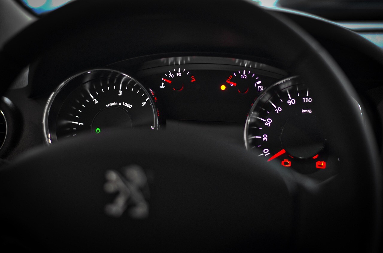 Aptur auto uz A9, neieslēdz avārijas gaismas un neizliek trīsstūri – rezultātā sadursme