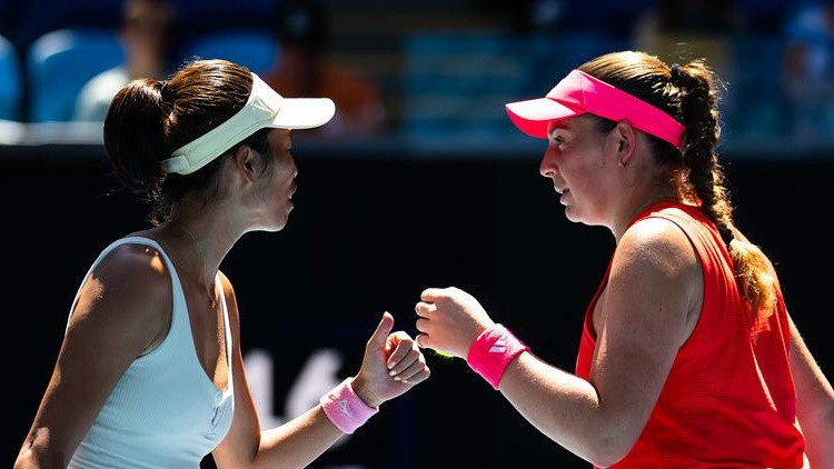 Ostapenko nodrošina vietu Dubaijas “WTA 1000” dubultspēļu sacensību pusfinālā