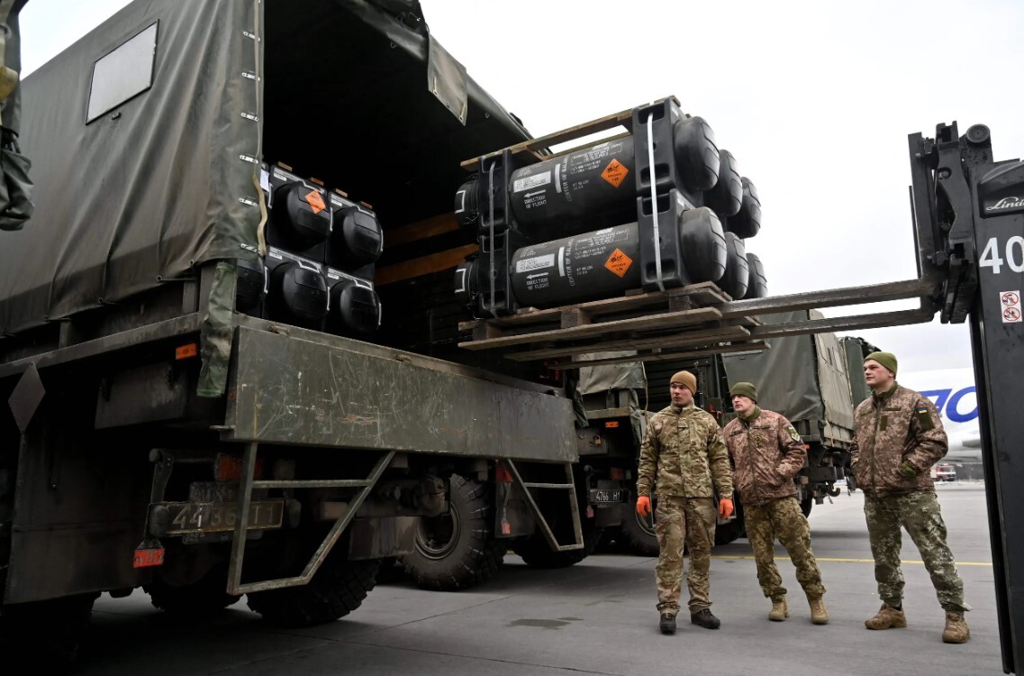 Laikraksts: Ukrainai paredzēto ASV bruņojumu var pārvirzīt uz Tuvajiem Austrumiem