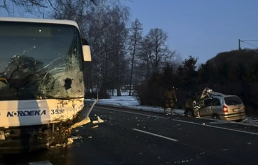 Video: Autobusa un automašīnas sadursmē uz A9 viens bojāgājušais un seši cietušie