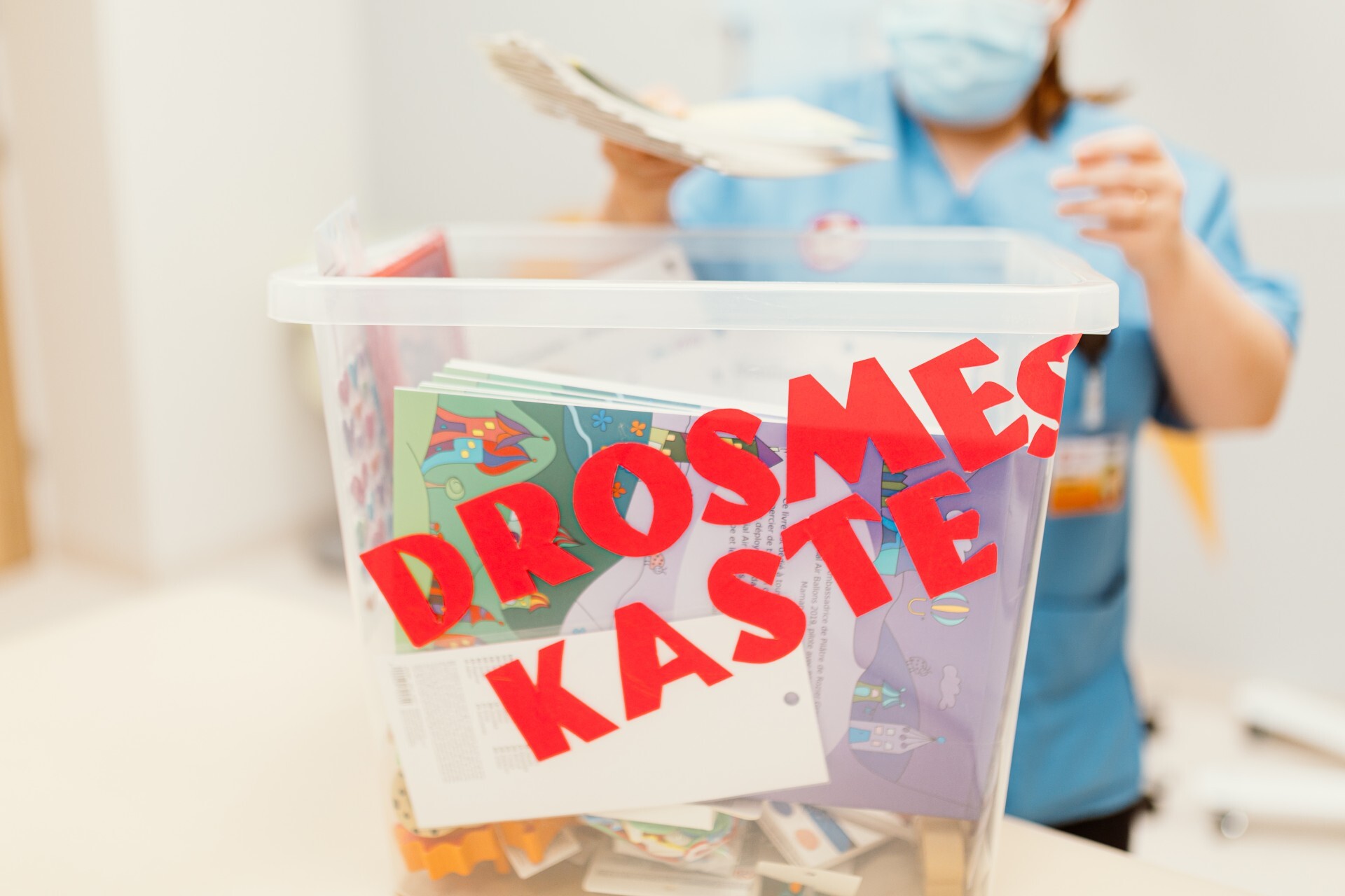 Arī skolēni iesaistās “Drosmes kastes” papildināšanā