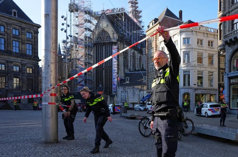 Policija: Amsterdamā piecus cilvēkus sadūrušais uzbrucējs ir Ukrainas pilsonis
