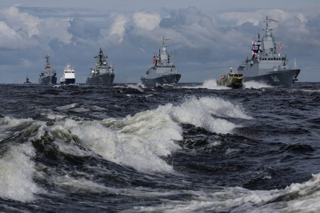 Baltais nams: Krievija un Ukraina piekrīt izvairīties no militāriem triecieniem kuģiem Melnajā jūrā