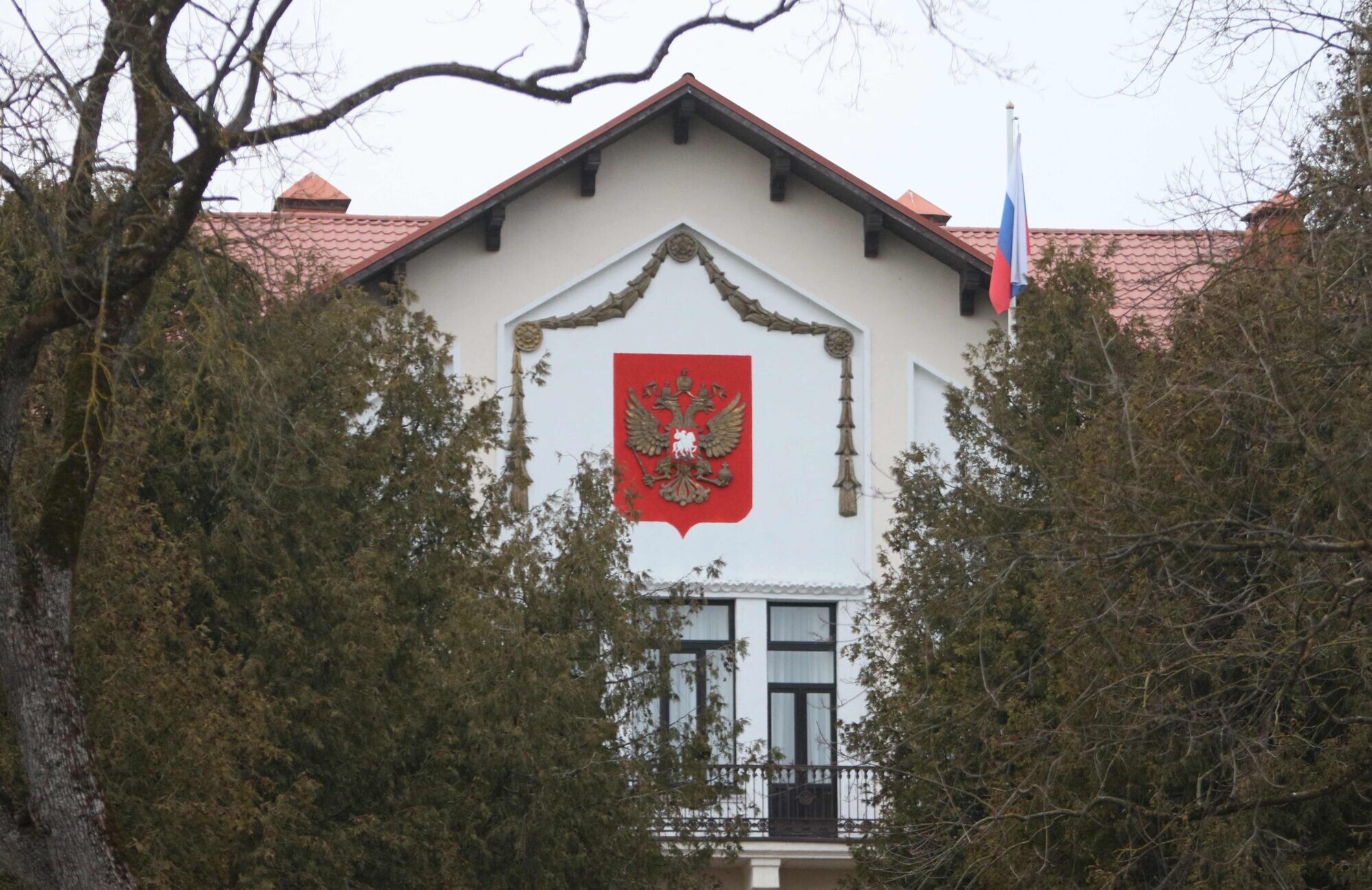 Viļņā uz Krievijas vēstniecības žoga parādās uzraksts “Sarkanā armija, vācies!”
