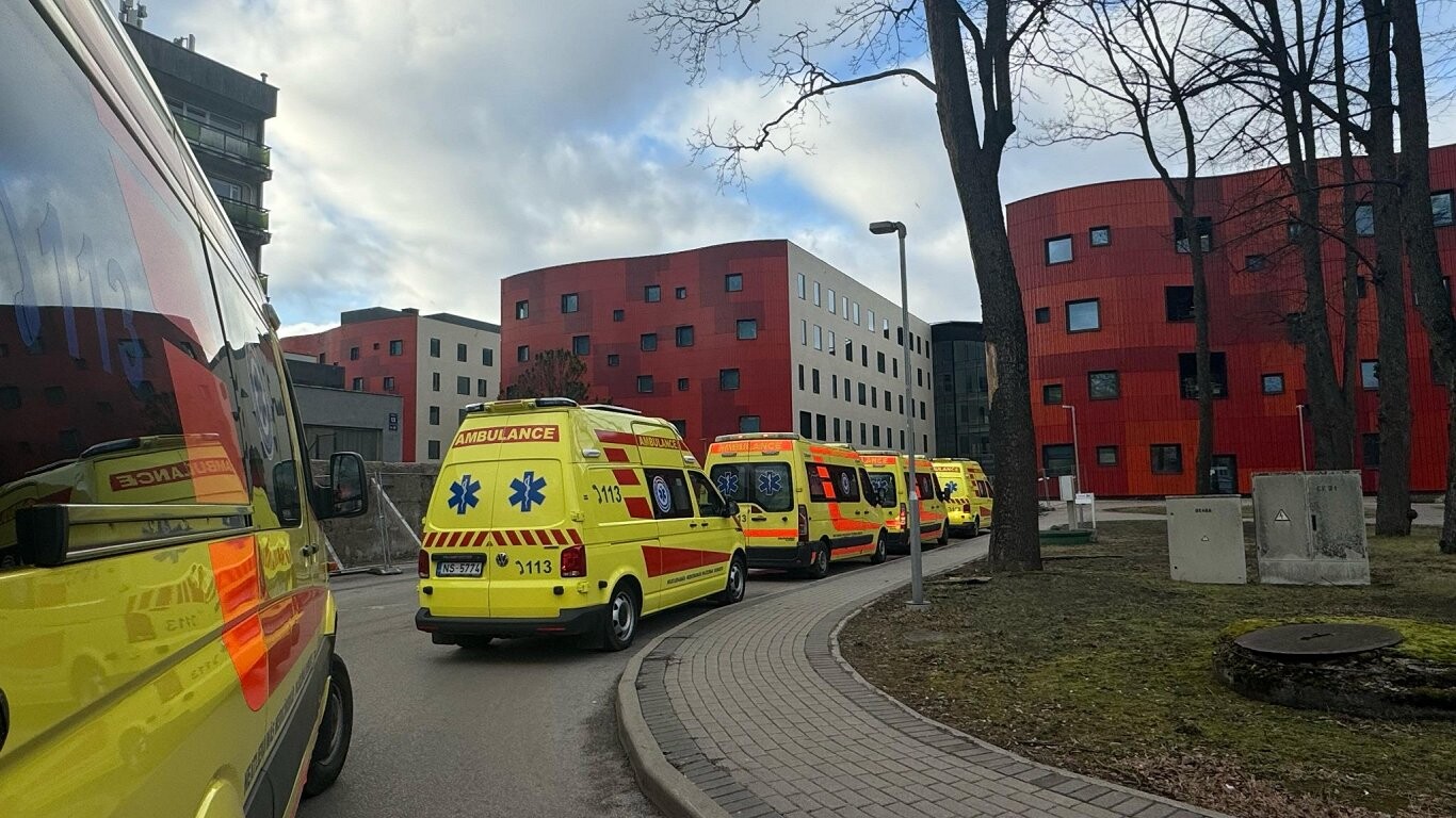 Raidījums: Lielā pacientu plūsma otrdien paralizējusi Stradiņa slimnīcas uzņemšanu