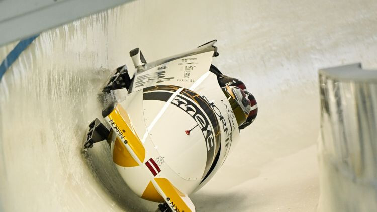 Kalendas četriniekam pasaules čempionātā bobslejā desmitā vieta pēc sacensību pirmās dienas