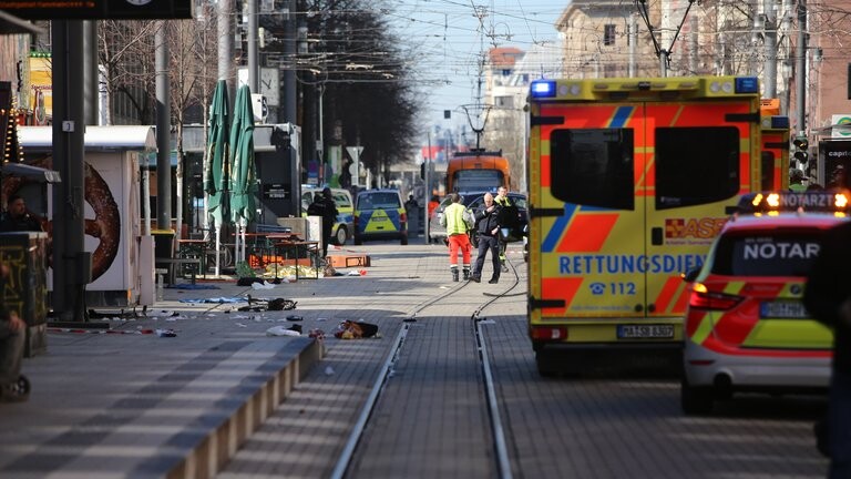 Manheimā pūlī ietriekusies automašīna; divi bojāgājušie