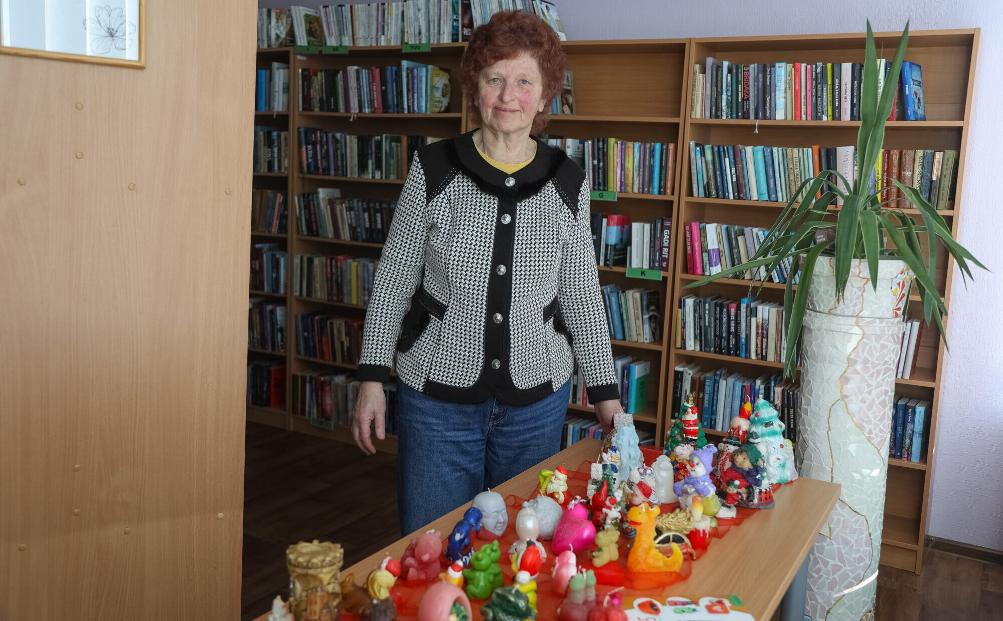 Foto: Priekules bibliotēkā aizrauj unikāla sveču kolekcija un mirdzošas mozaīkas