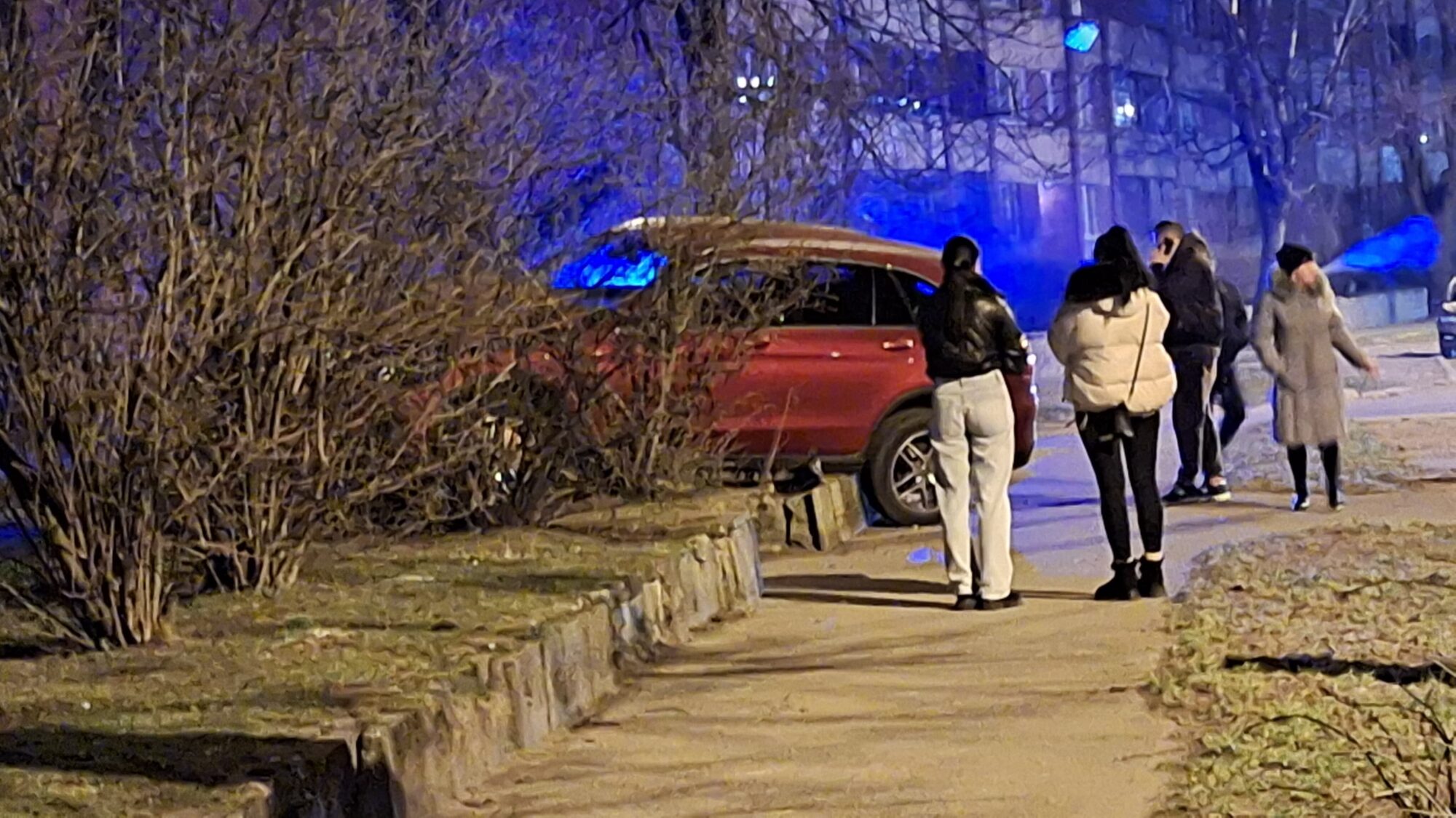 Video: O. Kalpaka ielā ar “Mersedesu” apdauza “Volkswagen” un gandrīz iebrauc mājā