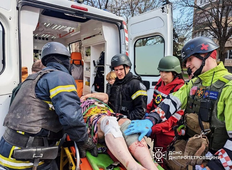 Krievijas ballistiskās raķetes triecienā Krivijrihā ievainoti astoņi cilvēki