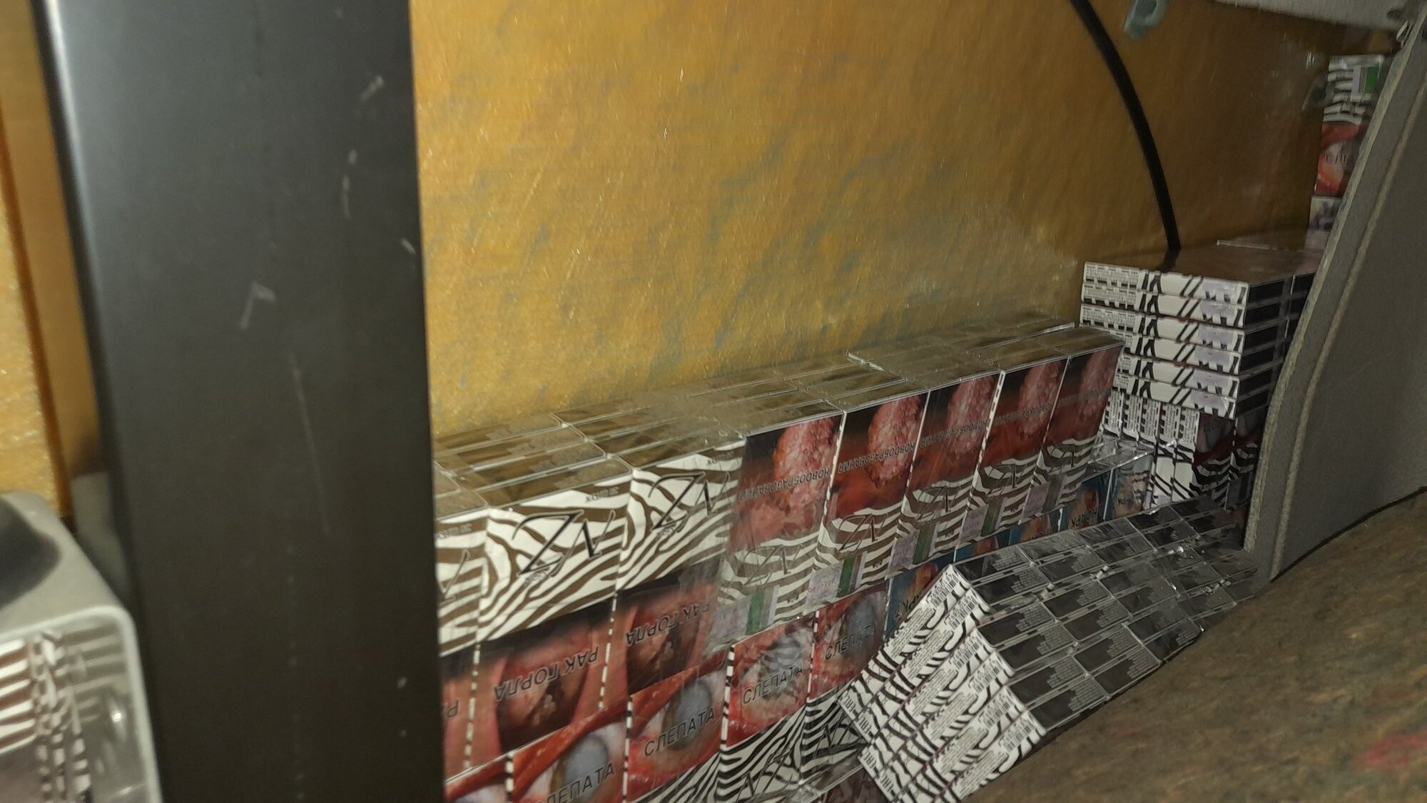 Muita transportlīdzekļu sienās un durvīs atrod 305 000 kontrabandas cigarešu