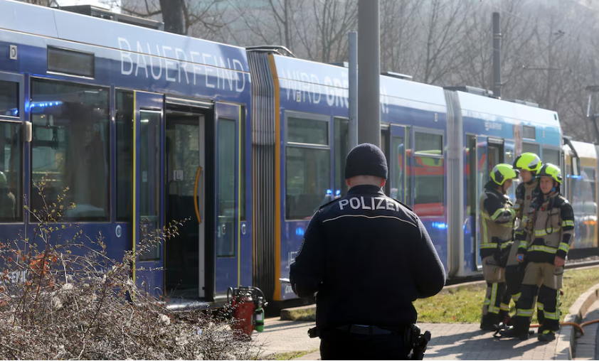 Vācijā tramvajā uzbrucējs aizdedzina sievieti