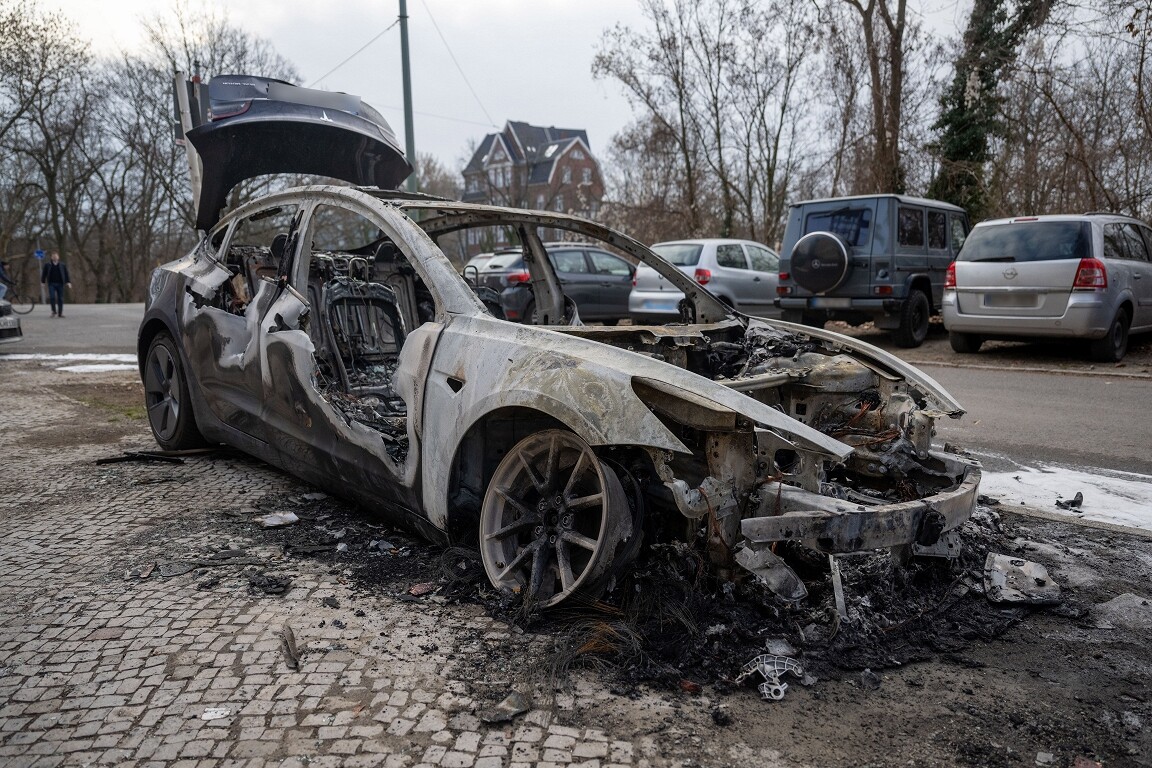 Tramps: “Tesla” dedzināšanu apmaksā kreisie ekstrēmisti