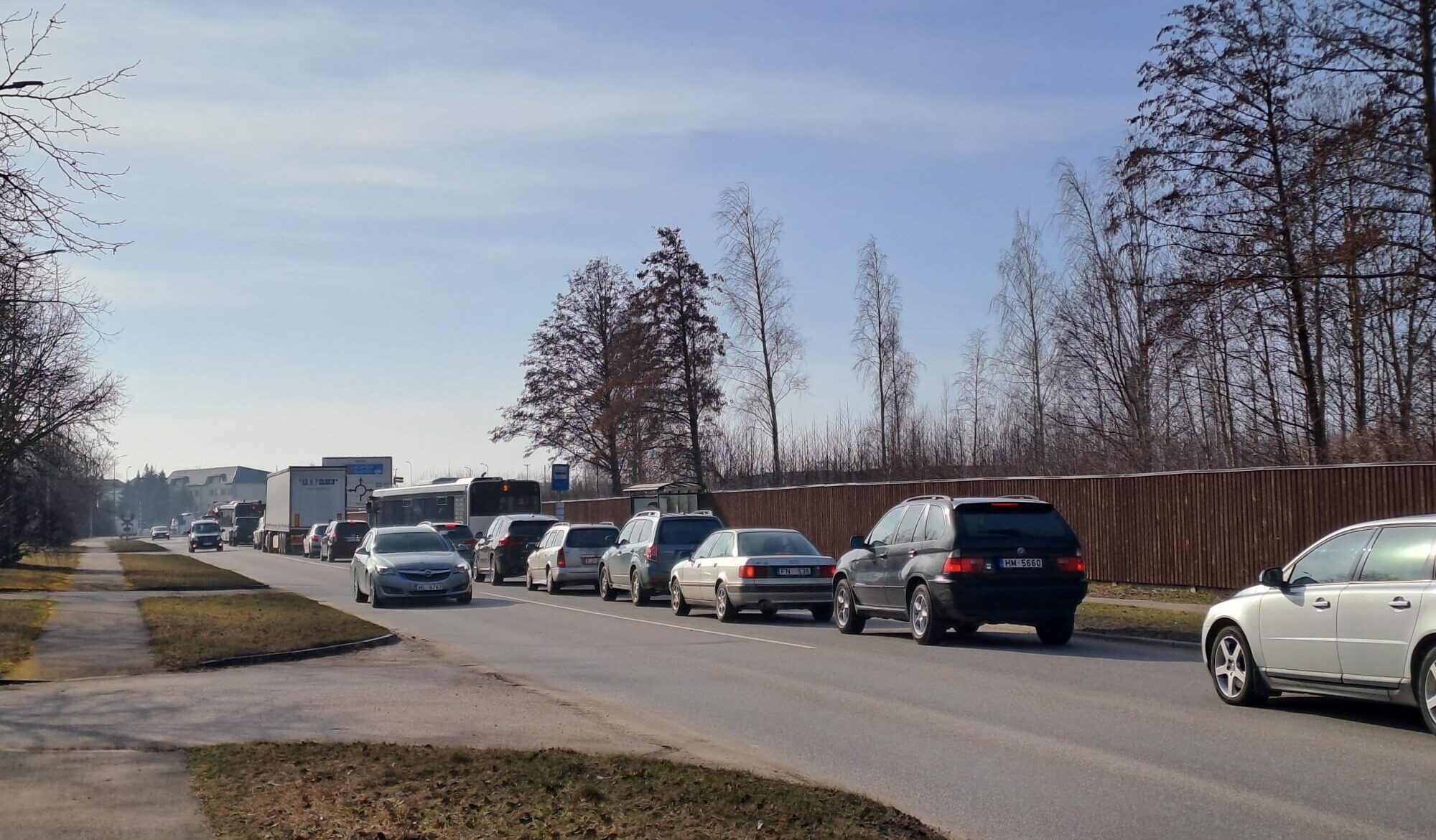 Salūzis transportlīdzeklis bloķēja ielas “Cukuriņa” apkaimē