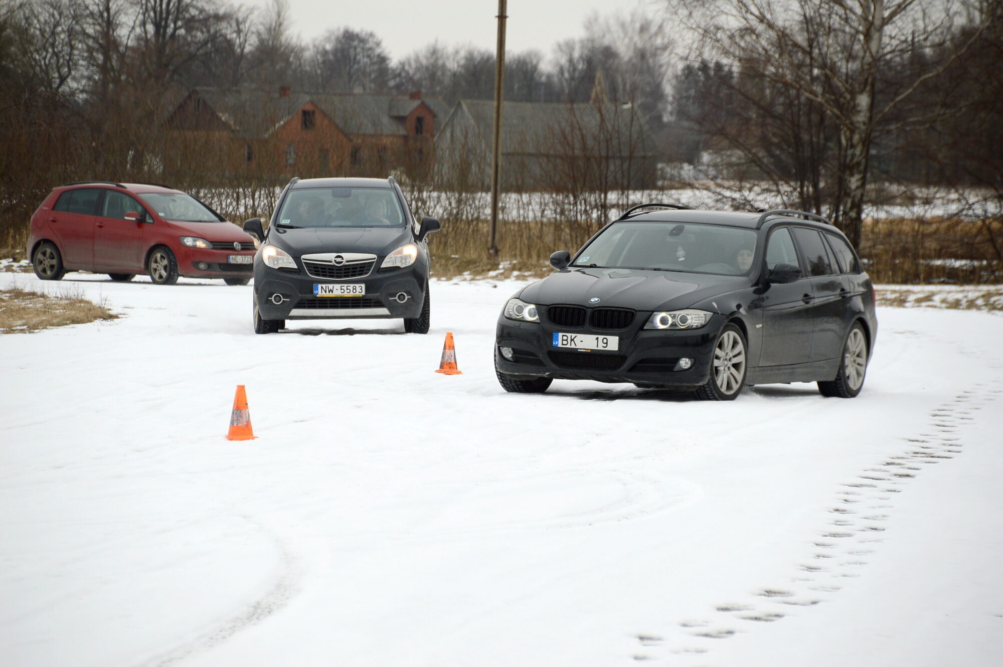 Foto: Ziemas braukšanas meistarklase – kā izvairīties no bīstamām kļūdām uz slidenajiem ceļiem